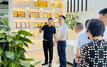 龙华民治街道张攀援书记莅临pg电子考察、指导，助力pg电子一连康健生长！